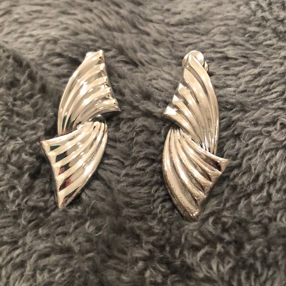 Very light silver earrings pretty, great shape